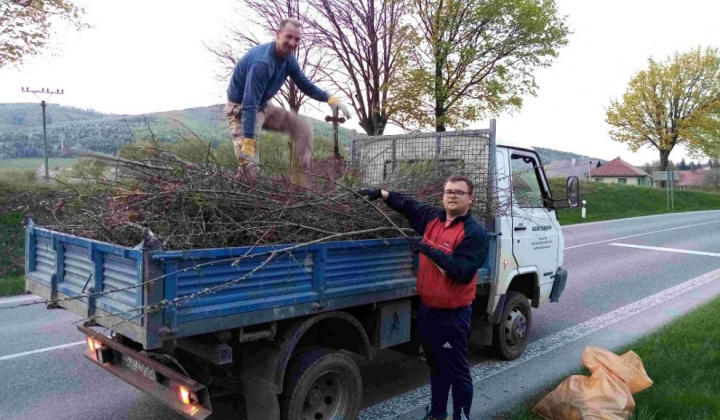 4. fotografia fotogalérie Vedenie obce brigáduje