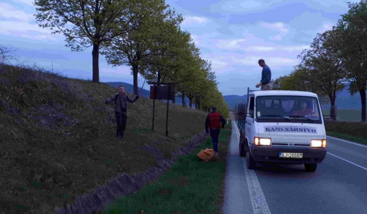 12. fotografia fotogalérie Vedenie obce brigáduje